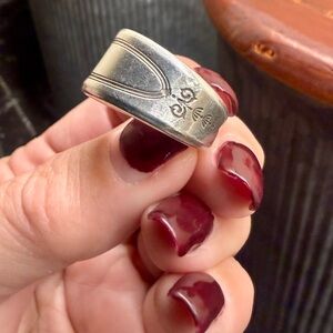 Elegant Silver Floral Ring